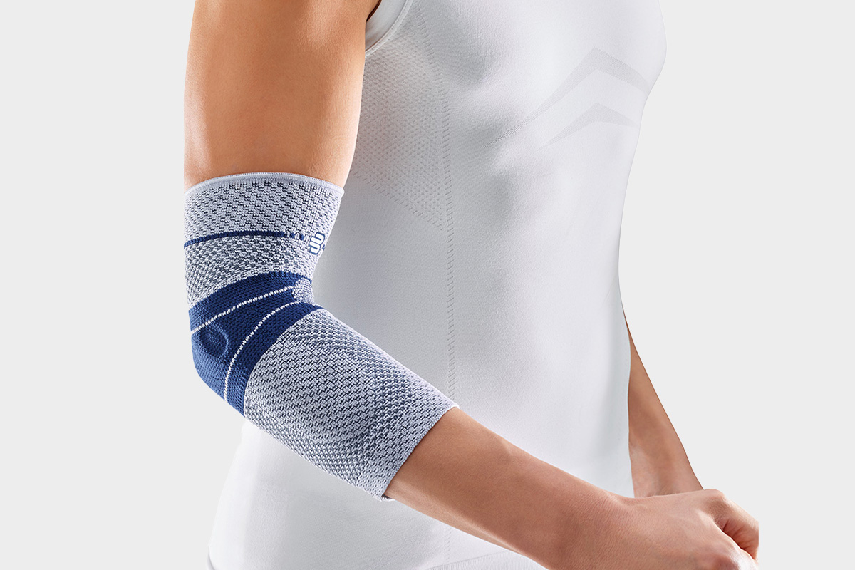 Eine orthopädische Einlage wird maschinell geschliffen