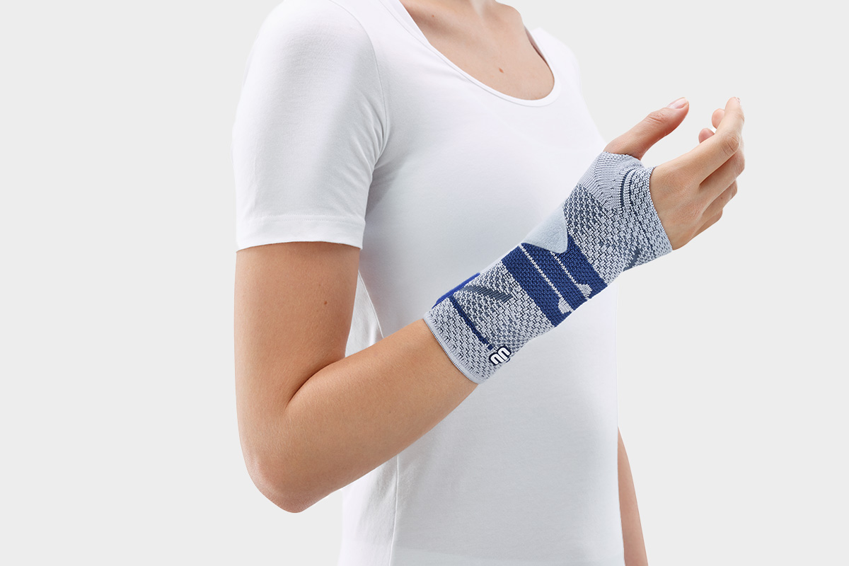 Eine orthopädische Einlage wird maschinell geschliffen