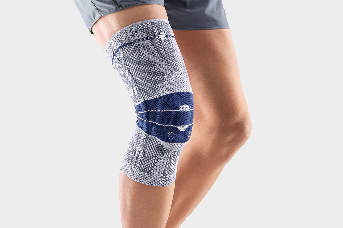 Eine orthopädische Einlage wird maschinell geschliffen