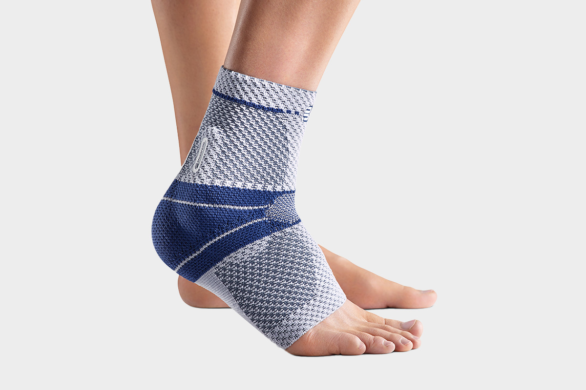 Eine orthopädische Einlage wird maschinell geschliffen